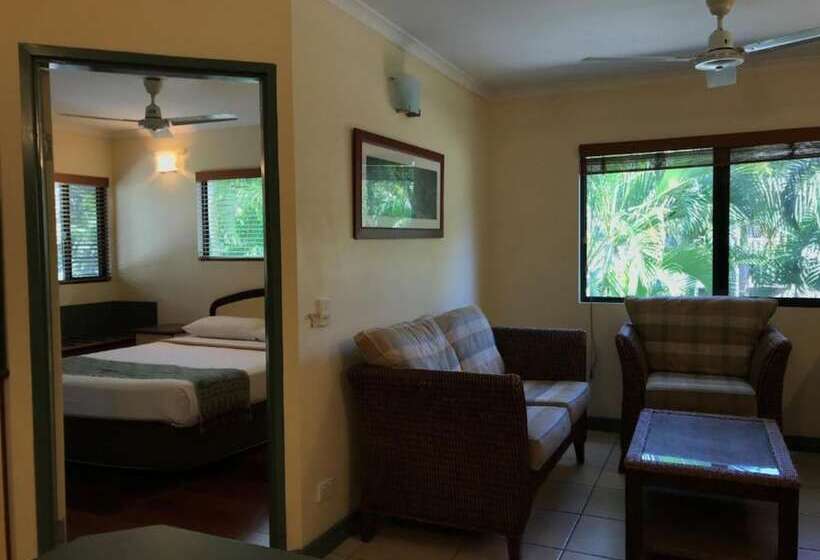 Bay Village Tropical Retreat & Apartments