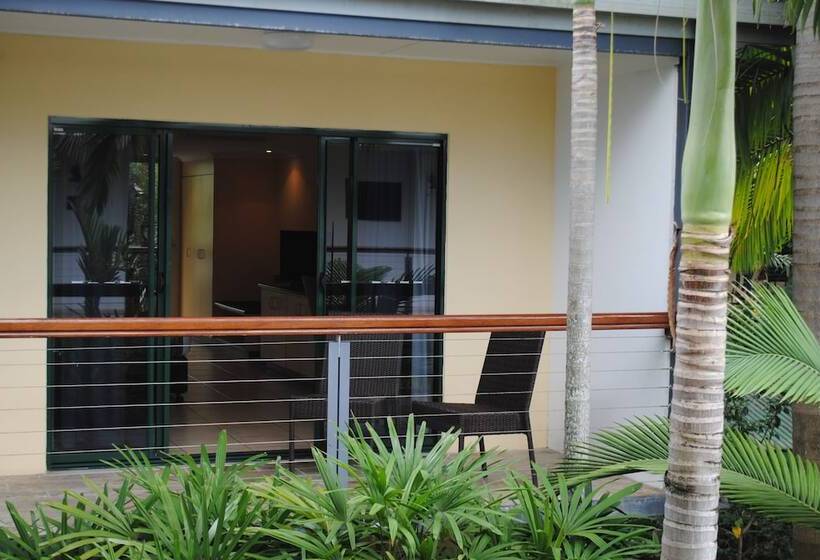 Bay Village Tropical Retreat & Apartments