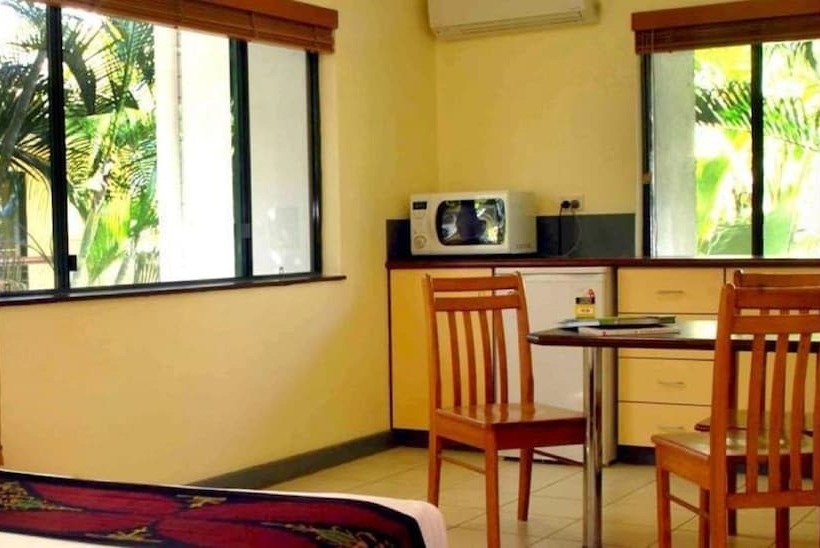 Bay Village Tropical Retreat & Apartments