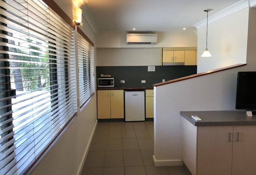 Bay Village Tropical Retreat & Apartments