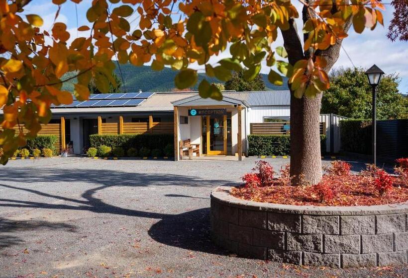 Bright Colonial Motel