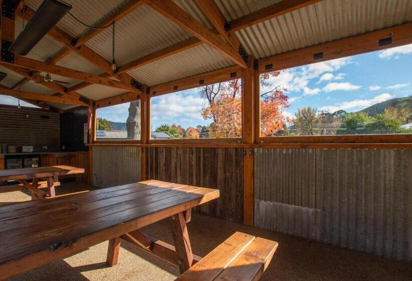 Bright Colonial Motel