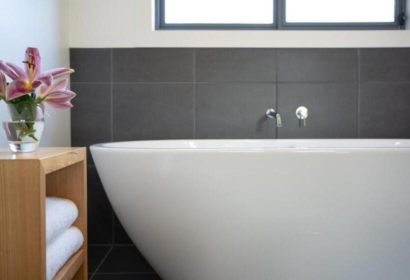 Bright Colonial Motel