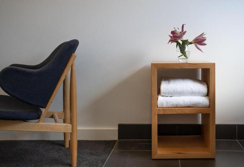 Bright Colonial Motel