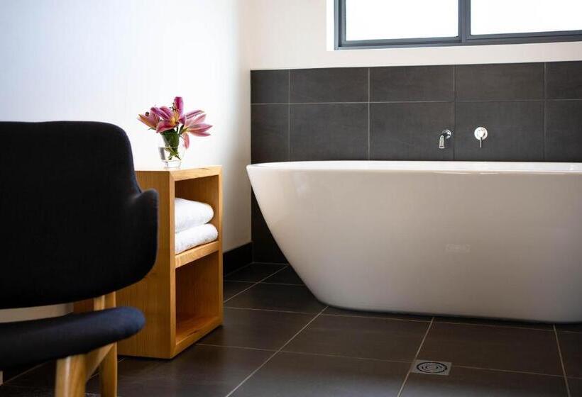 Bright Colonial Motel