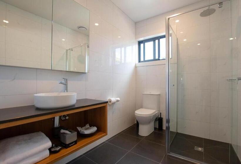 Bright Colonial Motel