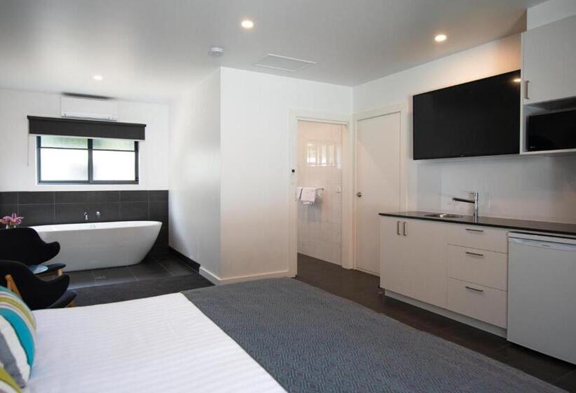 Bright Colonial Motel