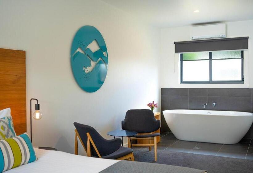 Bright Colonial Motel