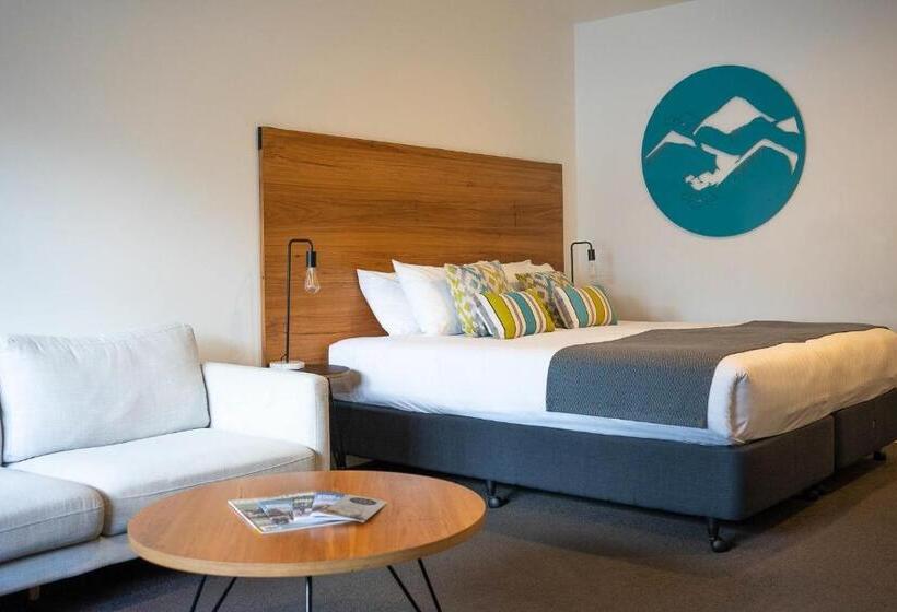 Bright Colonial Motel