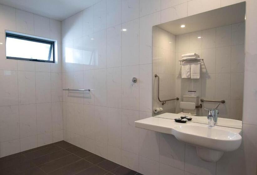 Bright Colonial Motel