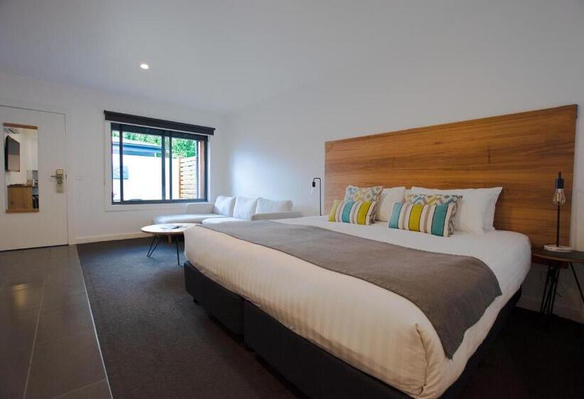 Bright Colonial Motel