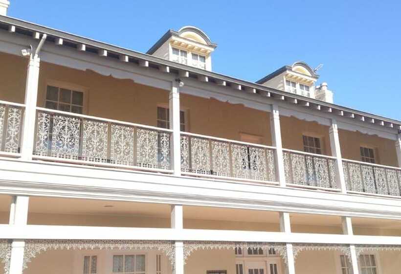 Clifton Motel & Grittleton Lodge