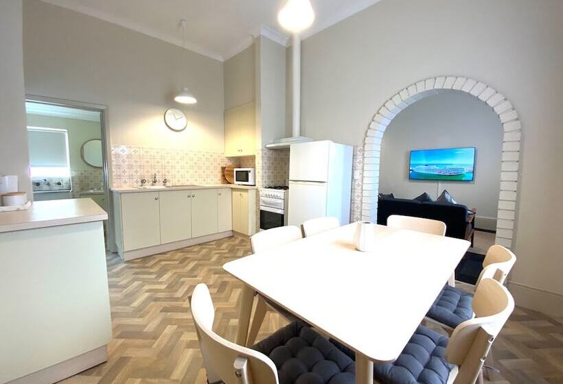 Clifton Motel & Grittleton Lodge