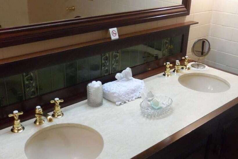 Clifton Motel & Grittleton Lodge