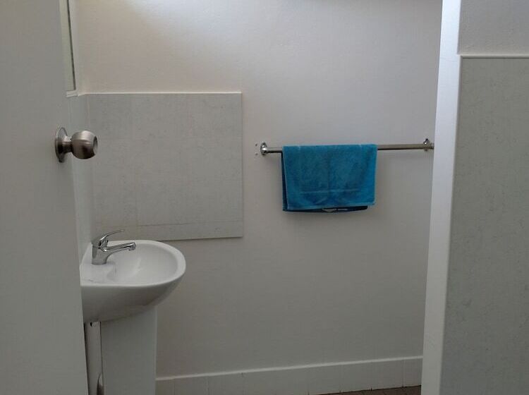 Midway Motel And Villas