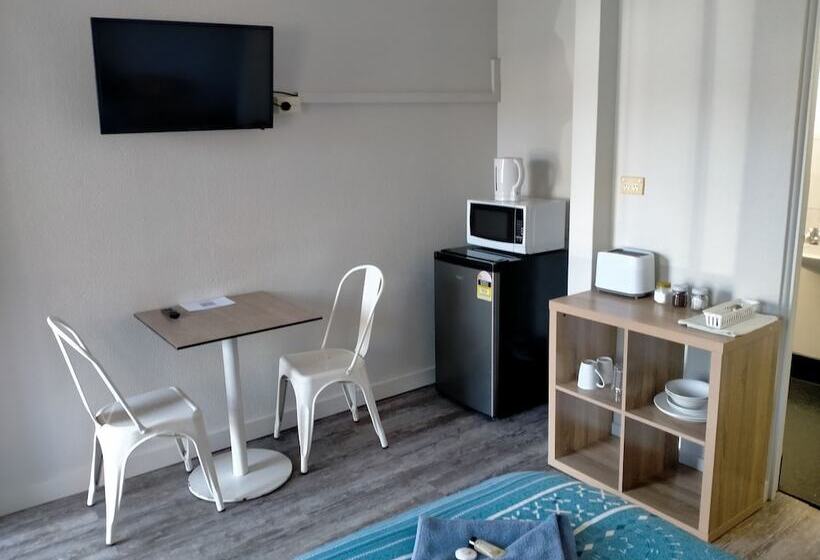 Midway Motel And Villas