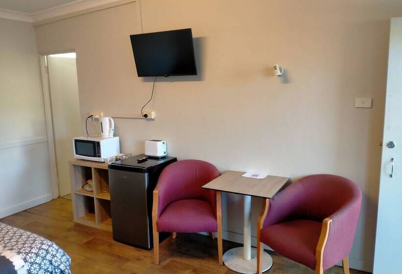 Midway Motel And Villas