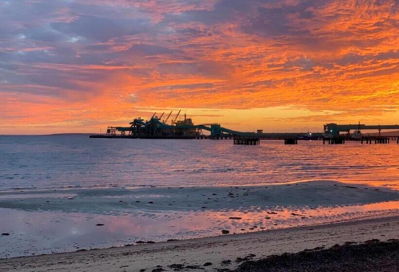 Hilton Beachfront Motel