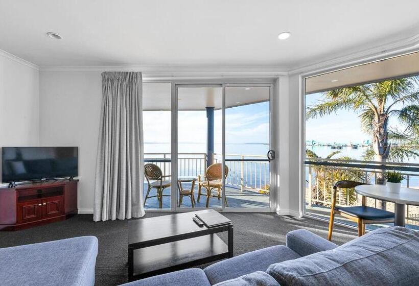 Hilton Beachfront Motel