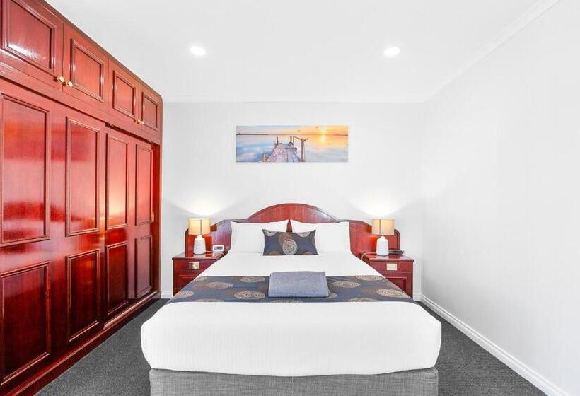 Hilton Beachfront Motel