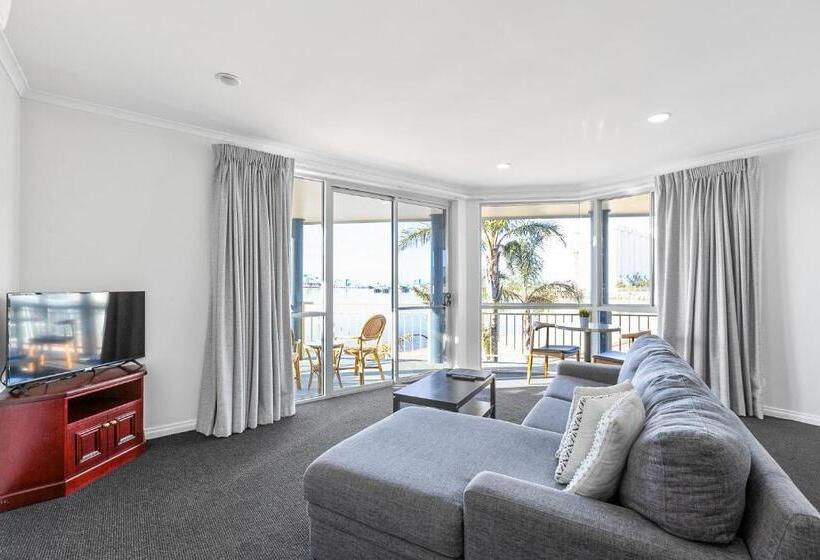 Hilton Beachfront Motel