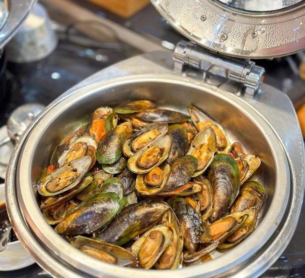 Отель Acacia Court