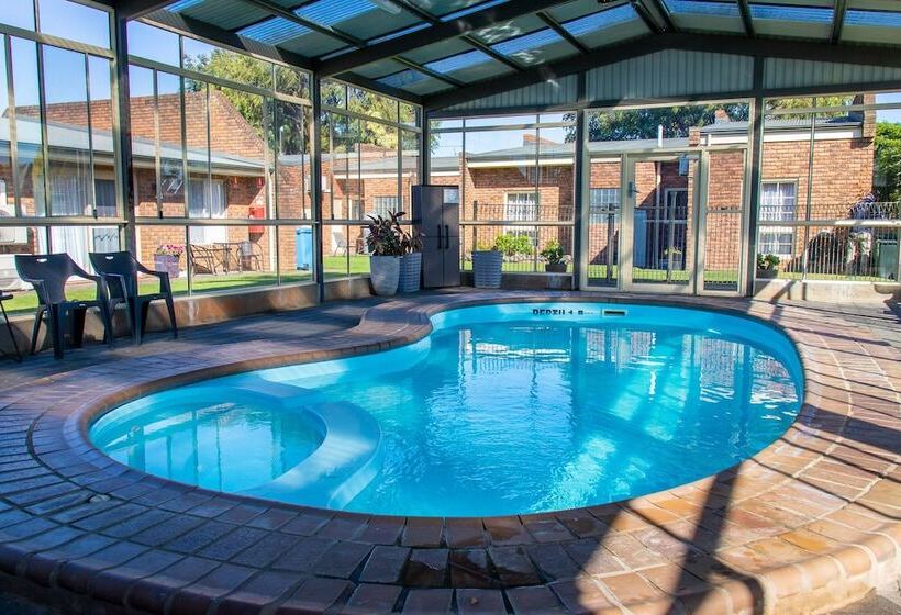 בית מלון כפרי Arkana Motor Inn & Terrace Apartments