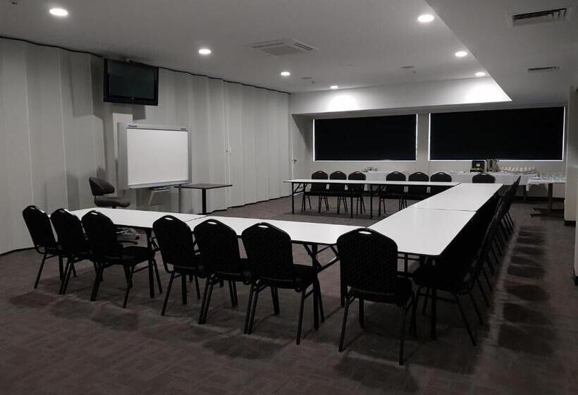 فندق Burnie Central Townhouse