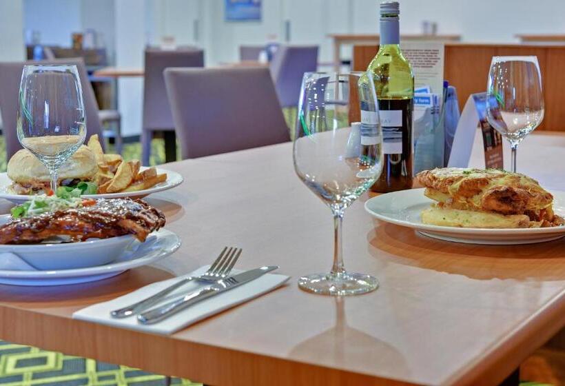 فندق Burnie Central Townhouse