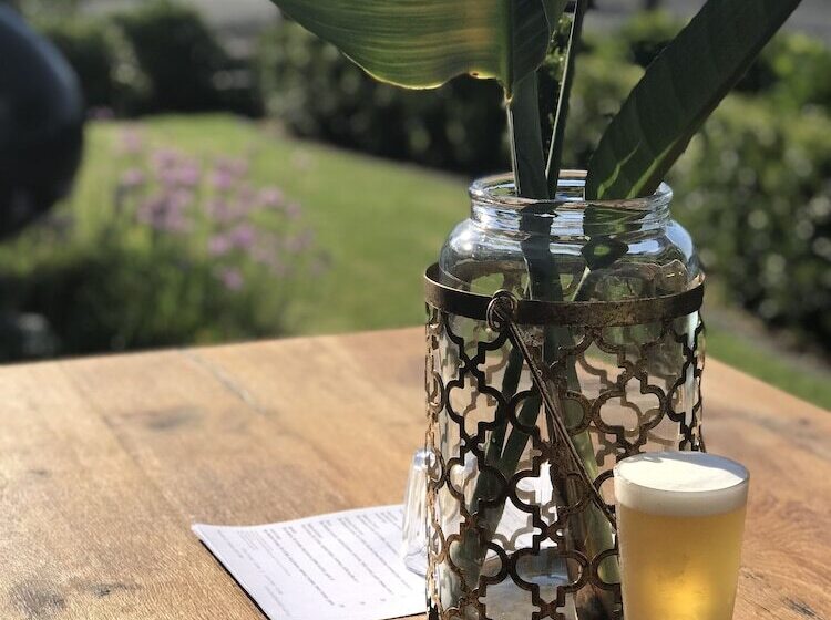 Отель Cascades Motor Inn