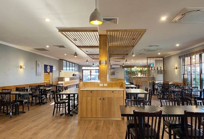 Отель Cascades Motor Inn