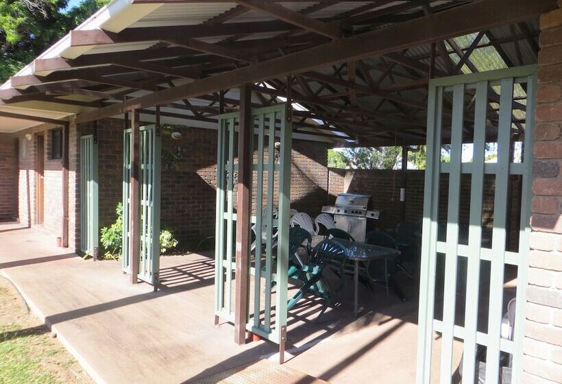 Отель Cattleman's Rest Motor Inn