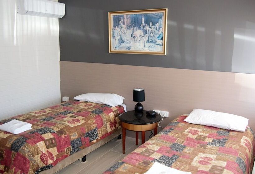 هتل Civic Motor Inn