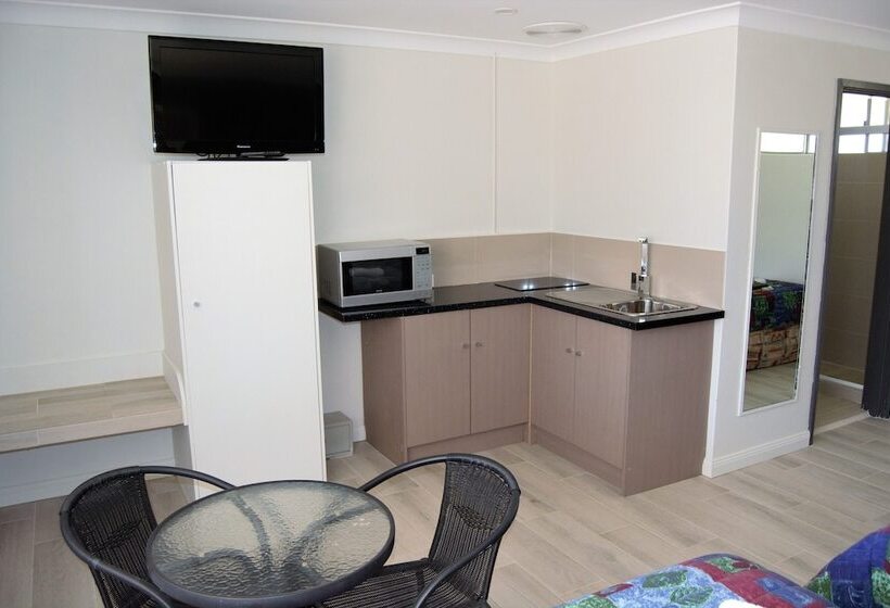 هتل Civic Motor Inn