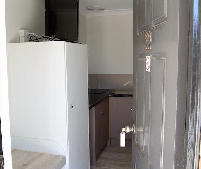 هتل Civic Motor Inn