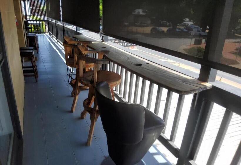 هتل Coach House Inn