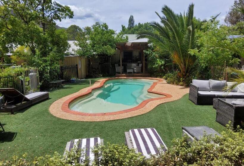 هتل Coach House Inn