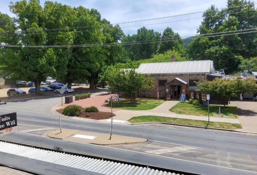 فندق Coach House Inn