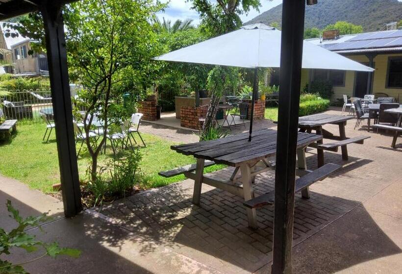 فندق Coach House Inn