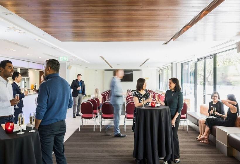 هتل Crowne Plaza Canberra, An Ihg