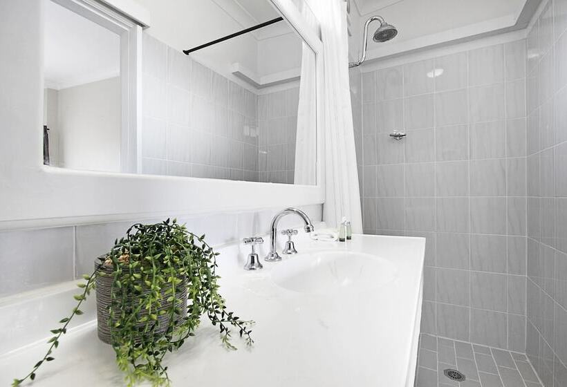 בית מלון כפרי Engadine Motor Inn