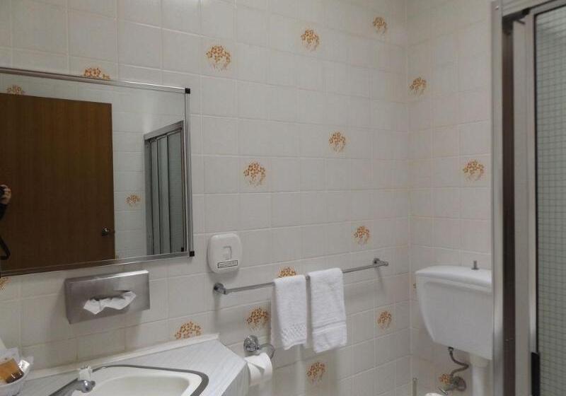 فندق Golden Harvest Motor Inn Moree