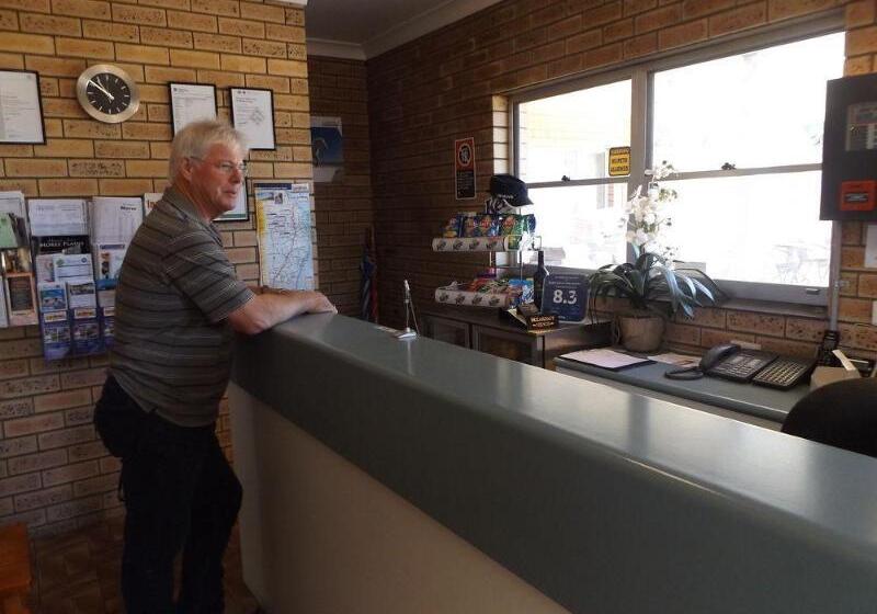 فندق Golden Harvest Motor Inn Moree