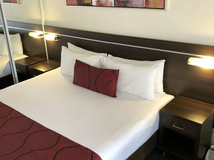 هتل Golden West Motor Inn