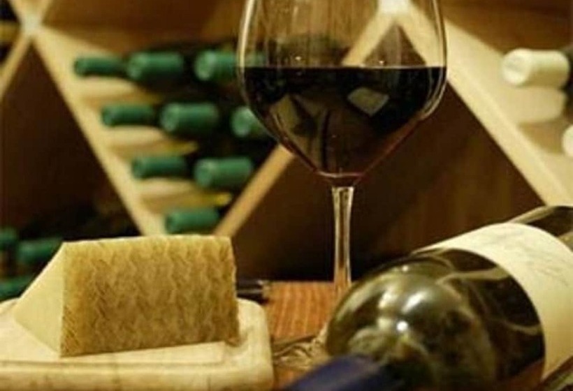 هتل Golden West Motor Inn