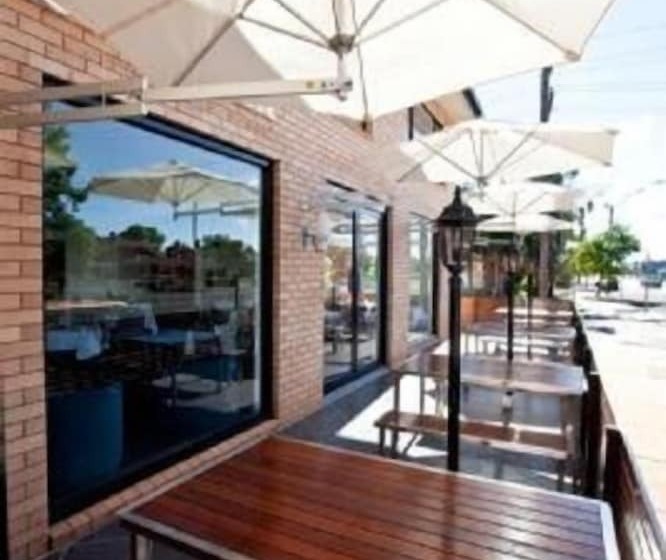 هتل Golden West Motor Inn