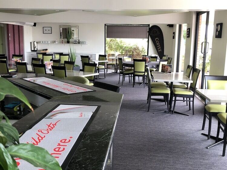 هتل Golden West Motor Inn