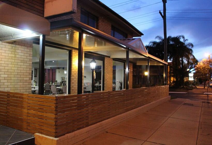 هتل Golden West Motor Inn