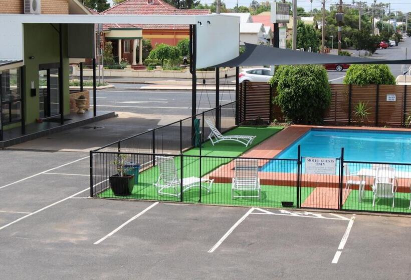 هتل Golden West Motor Inn