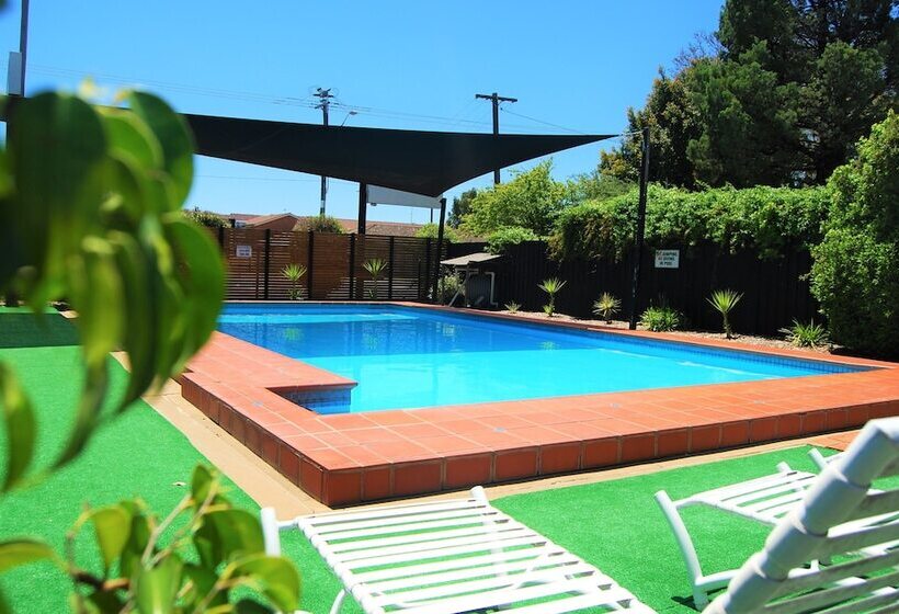 هتل Golden West Motor Inn